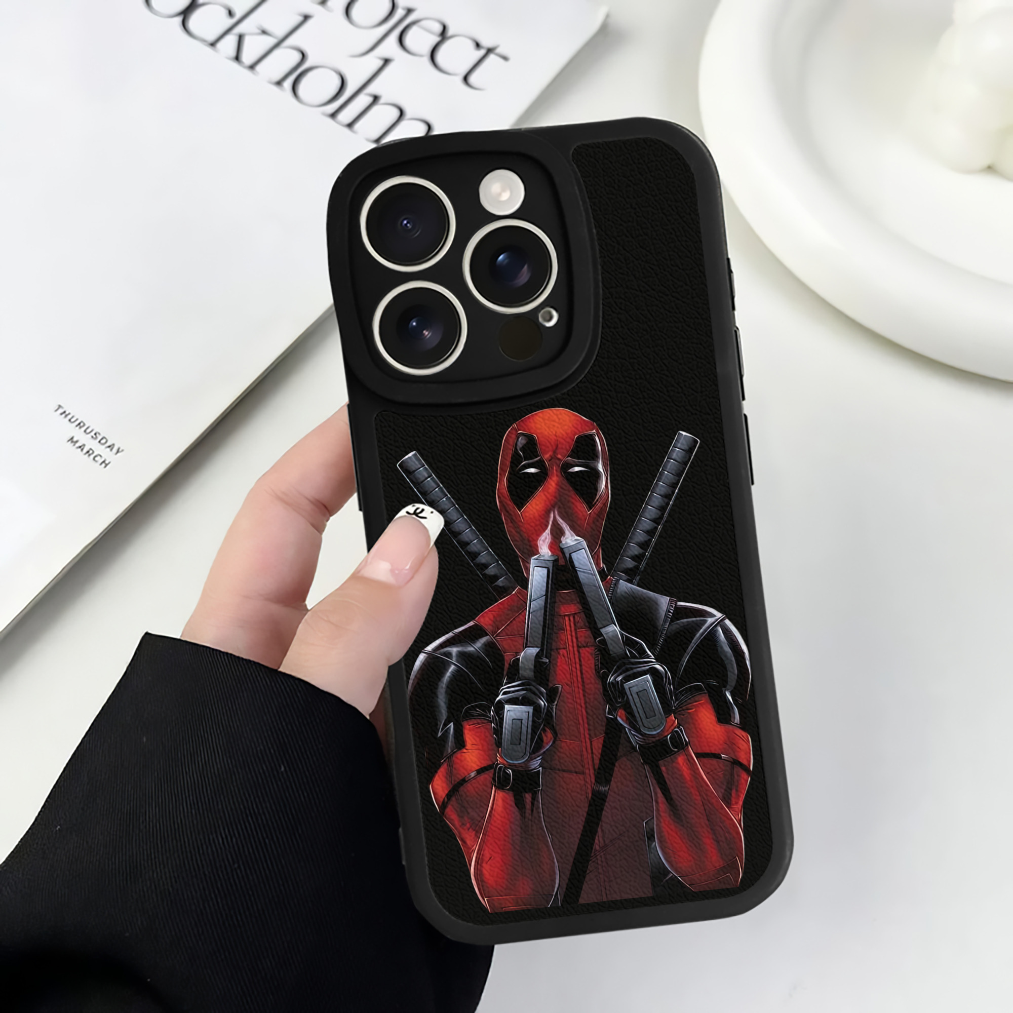 （画像用） Deadpool デッドプール 【iPhone 16シリーズ対応】シリコンスマホケース（レザー調） 材質：シリコン